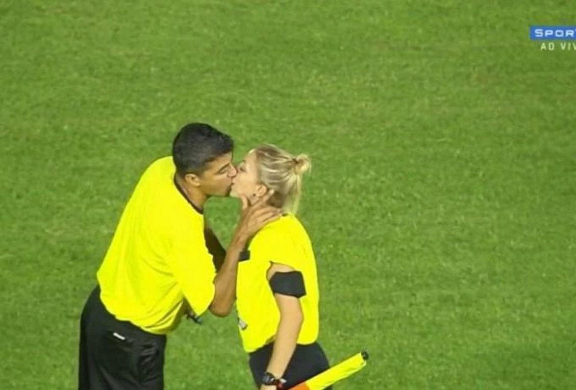 Διαιτητές φιλήθηκαν στο στόμα λίγο πριν τη σέντρα του αγώνα (βίντεο)